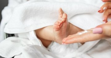 Nejčastější mýty o péči o miminko: co slýcháme od babiček a co říká věda