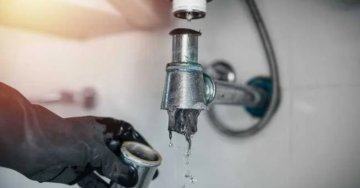 Verstopfter Abfluss im Bad: schonende Methoden und was man nicht tun sollte, um den Siphon nicht zu beschädigen.