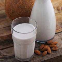 Kondicionér na mastné kořínky a suché konečky Mandle a kokosové mléko Aroma 400 ml Kondicionér na mastné kořínky a suché konečky Mandle a kokosové mléko Aroma 400 ml