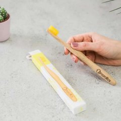 Bambusová kefka na zuby so žltými štetinami pre dospelých NORDICS