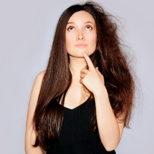 Ako správne hydratovať suché a lámavé vlasy: od šampónu až po oleje