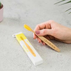 Detská bambusová kefka na zuby so žltými štetinami NORDICS
