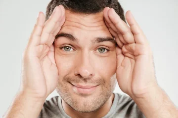 První vrásky u mužů - kdy začít a jak vybrat krém proti vráskám.