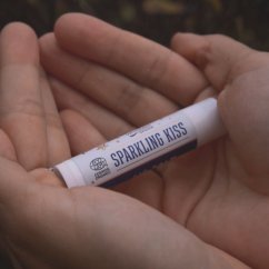 Balzam na pery Trblietavý bozk Wooden Spoon 4,3ml