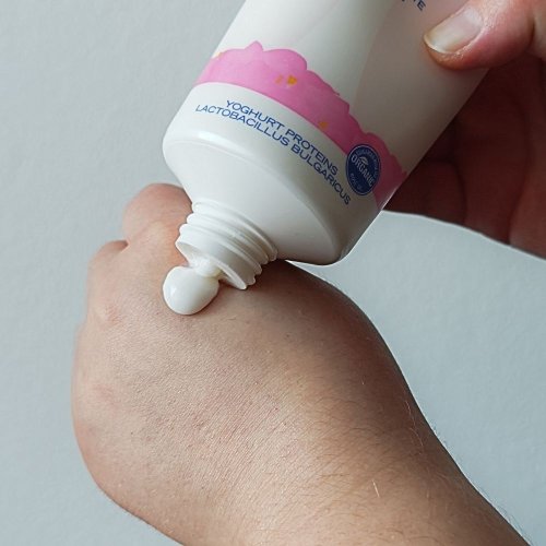 Koncentrát na telo probiotický AQUA EXPERT s organickým ružovým olejom YOGHURT OF BULGARIA 150 ml