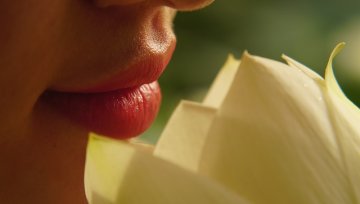 Nadchodzi zima, a wraz z nią spierzchnięte usta - pierwsza pomoc i profilaktyka
