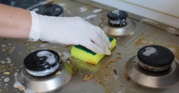 Schnelles Entfetten: wie man Herd, Backofen, Dunstabzugshaube und Küchenzeile sicher reinigt.