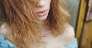 Ako správne hydratovať suché a lámavé vlasy: od šampónu až po oleje