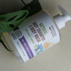 Żel pod prysznic i szampon do włosów dla dzieci 2w1 z ziołami Wooden Spoon 300 ml Żel pod prysznic i szampon do włosów dla dzieci 2w1 z ziołami Wooden Spoon 300 ml