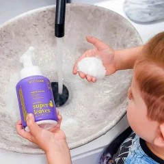Detské penové mydlo na ruky s vôňou vanilky a hrušky ATTITUDE Super Leaves 295ml
