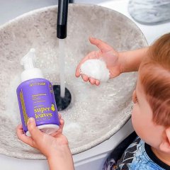 Dětské pěnivé mýdlo na ruce ATTITUDE Super leaves s vůní vanilky a hrušky 295ml